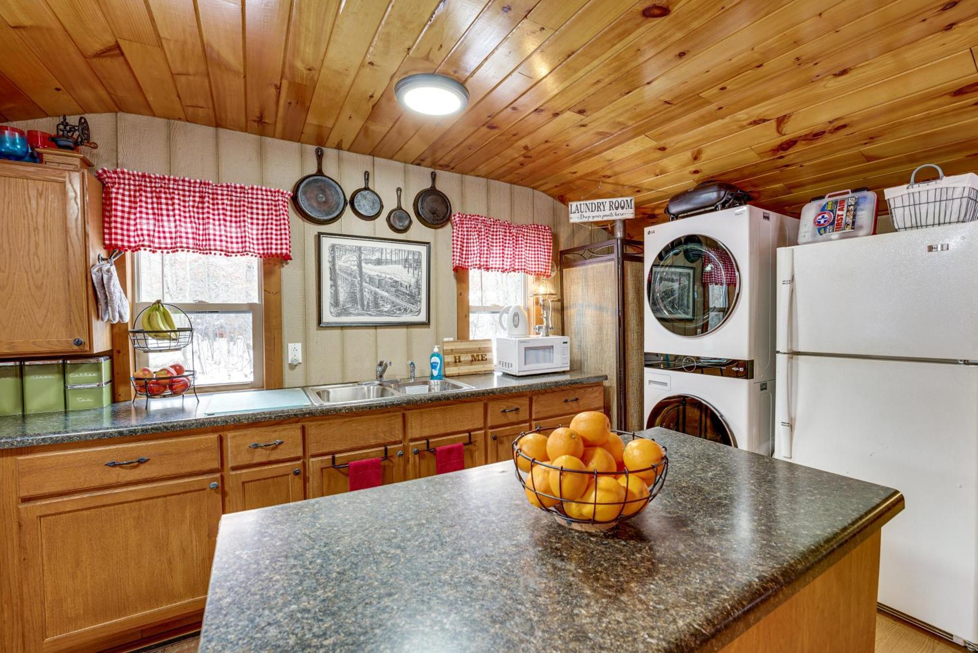 Pet-Friendly Irons Cottage About 4 Mi To Sand Lake! Exterior foto